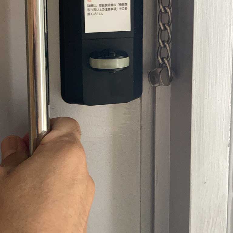 沖縄の建築家が設計した一棟貸し民泊Kunindoのドアロックについて