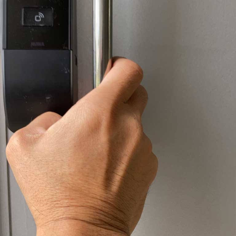 沖縄の建築家が設計した一棟貸し民泊Kunindoのスマートキー操作方法(2)ダミーの番号を消す